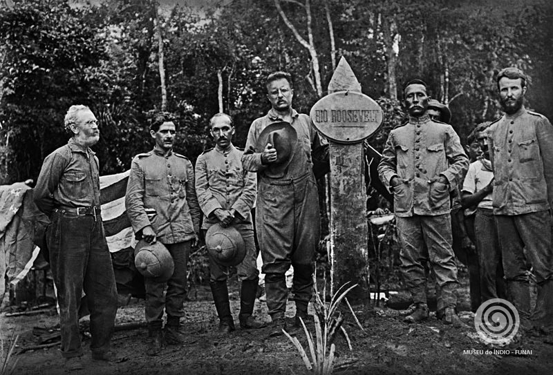 Inauguração do marco do rio Roosevelt, antigo rio da Dúvida. Da esquerda para a direita, George Cherrie, naturalista americano, Ten. Lyra, Cap. Médico Dr. Cajazeira, Roosevelt, Rondon e o engenheiro Kermit, filho de Roosevelt | João Salustiano Lyra/ Museu do Índio/Funai