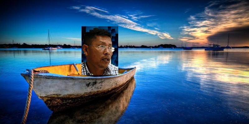 Constantino, museólogo Tikuna na canoa das almas