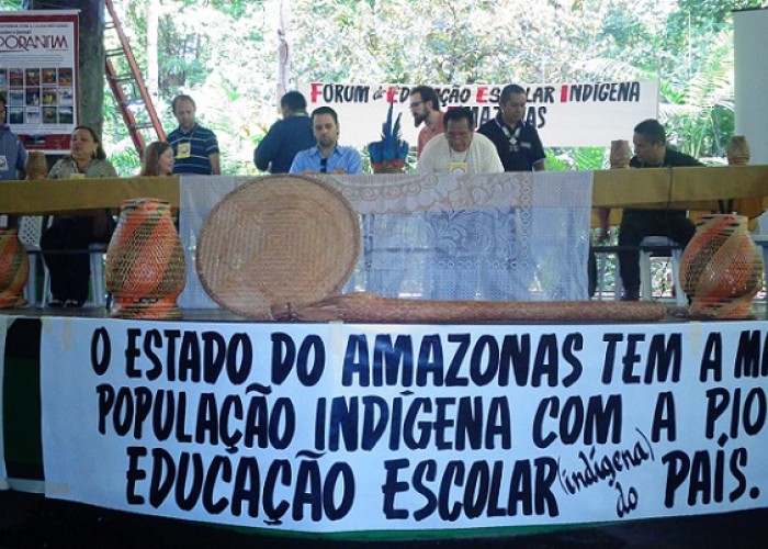 Escola, índios na cidade: cemitério de línguas